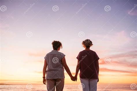 Liebevolle Junge Lesbische Paare Die Zusammen Einen Bunten Sonnenuntergang Aufpassen Stockbild