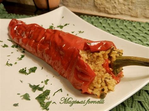 Ricette con peperoni da fare in modo semplice e veloce con ingredienti e preparazione con alla ricerca di una ricetta con i peperoni? Peperoni lunghi ripieni al cous cous - Magie ai fornelli