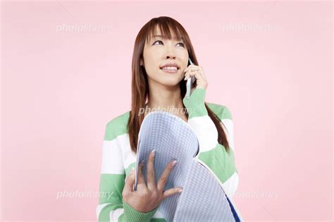 携帯電話で話し中の女性 写真素材 [ 2384102 ] フォトライブラリー photolibrary
