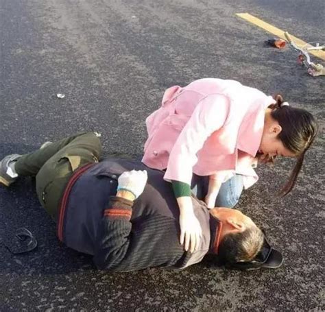 456 likes · 50 talking about this. 女護士脫衣為車禍老人取暖 着單衣等救護車（圖）_大陸頻道_新浪網-北美