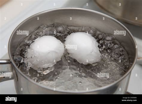 Ei im Topf mit Wasser kochen Stockfotografie