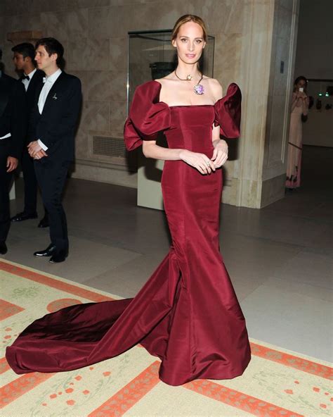 Oscar De La Rentas Most Iconic Red Carpet Gowns Red Carpet Gowns