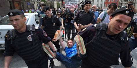 Russian Gay Activists Detained After Unsanctioned Lgbt Rights Rally In Moscow Huffpost