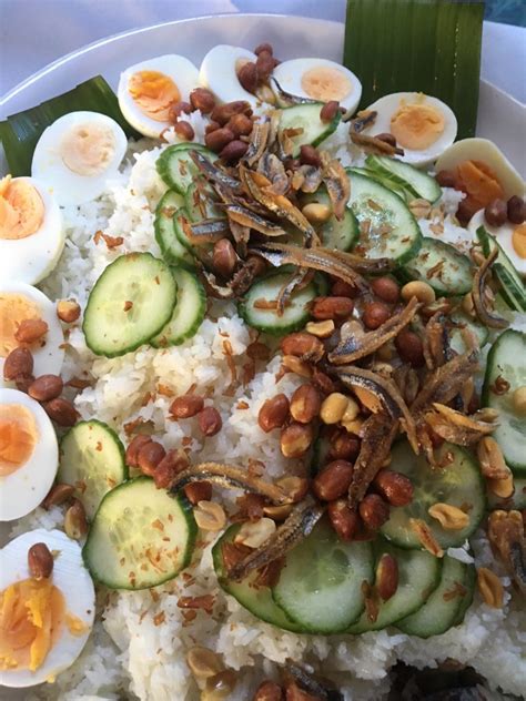 Untuk resepi nasi lemak dengan saus sotong dimakan, gamat segar, telur rebus, ikan bilis. Nasi Lemak with Ikan Bilis | Cooking with Sheridan