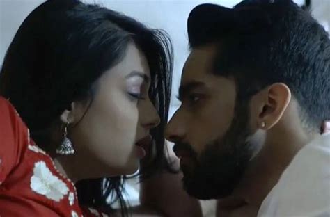 Checkout this hot bedroom romance of shaurya & mehek in zindagi ki mehek. Mehek and Shaurya to share their first KISS in Zee TV's Mehek