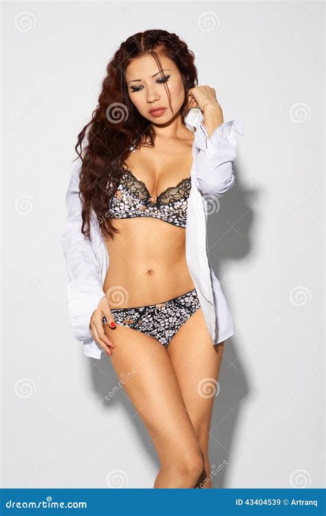 Mooie Aziatische Vrouw Naakt In Overhemd Stock Afbeelding Image Of Grijs Schoonheid