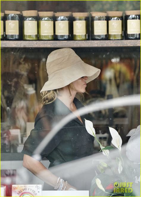 Julia Roberts Spotted Shopping For A Hat While In Australia Photo