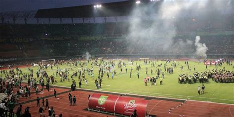 Kerusuhan Suporter Di Surabaya Netizen Khawatir Indonesia Batal Jadi Tuan Rumah Piala Dunia