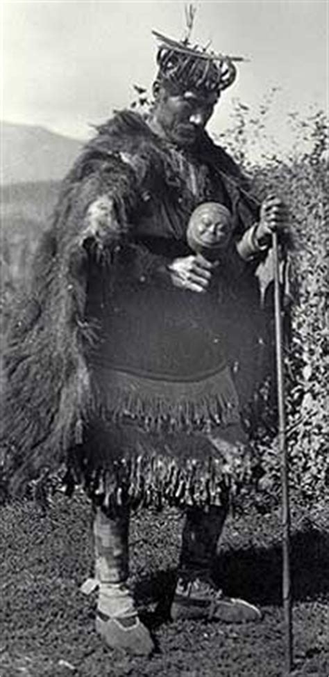 Inhemska ansikte målade man med rök runt hans huvud. The Northwest Coastal People - Religion / Ceremonies / Art ...