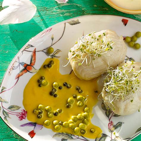 Para comenzar, escaldamos los guisantes en un cazo con agua. Merluza en salsa de naranja | Receta en TELVA.com