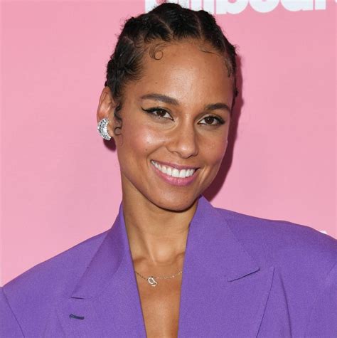 32,610,554 likes · 424,567 talking about this. Alicia Keys Just Showed Off Her Flawless Skin in a Makeup ...