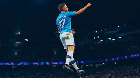 Manchester city's kevin de bruyne has won the midfielder of the season award for the 2019/20 uefa champions league campaign. Kevin de Bruyne named Premier League player of the season ...