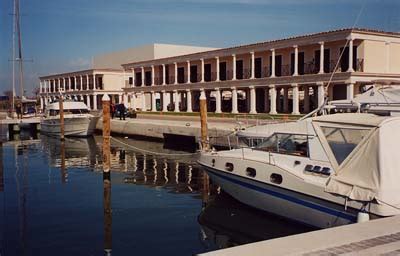Rome2rio è un motore di informazioni di viaggio e prenotazioni porta a porta, che ti aiuta ad arrivare a e da qualsiasi località. Fiumicino - Porto Romano - Lazio in Italy