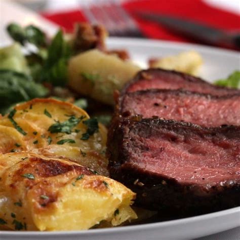 Sitting down to a tasty saturday night takeaway tonight? 4 Romantic Dinner Ideas For Date Night