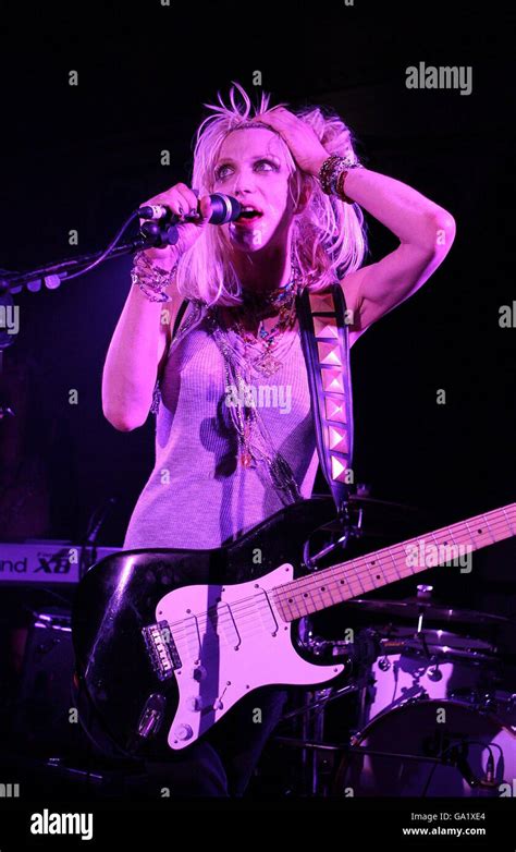 Courtney Love In Concert London Stock Photo Alamy