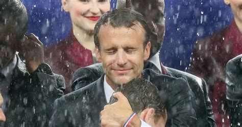 Le Président Français Emmanuel Macron Avec Antoine Griezmann Finale