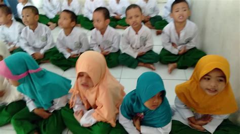 Ayat yang turun di bulan suci ramadan di atas, kemudian ditafsirkan oleh para ulama untuk menemukan makna yang terkandung di baliknya. Surat Al bayinah - Al alaq - YouTube