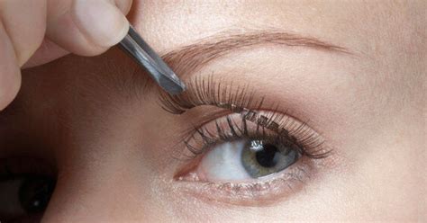 How To Apply False Eyelashes For A Natural Look Huffpost Canada