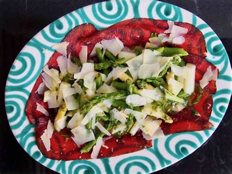 Spargelsalat mit Kräutern auf Carne Salada Nudel und Strudel