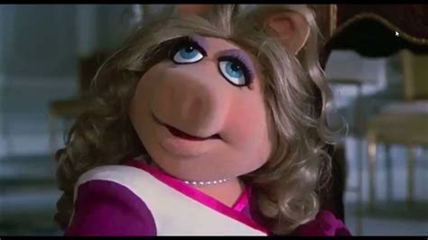 The Great Muppet Caper Kermit Meets Miss Piggy Youtube