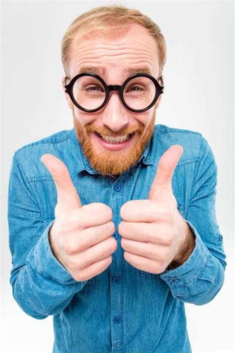 Homme Barbu Gai Drôle En Verres Ronds Montrant Des Pouces Photo Stock Image Du Personne