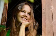 cheerful vrolijk aantrekkelijk tienermeisje openluchtportret tuinhout carefree