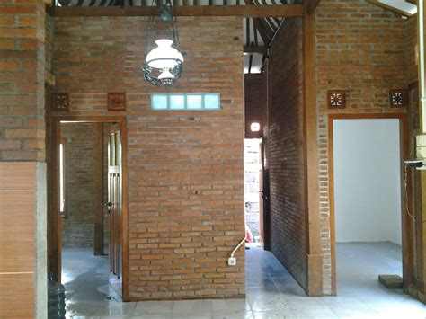 Keunikan tersebut terdapat desain rangka atap yang memiliki bubungan lumayan rumah limasan yaitu merupakan rumah kalangan orang yang biasa saja. Desain Ruang Tamu Rumah Limasan | Wallpaper Dinding