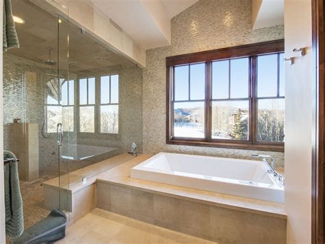 Check spelling or type a new query. En Suite Master Bathroom with Jacuzzi Tub