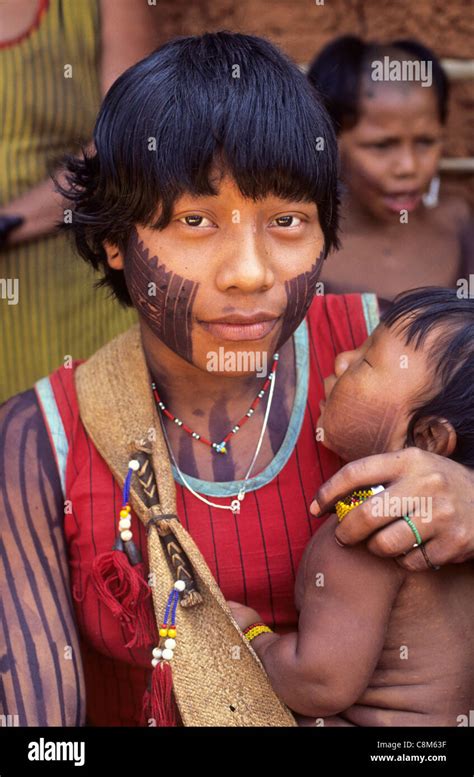 A Ukre Dorf Xingu Brasilien Junge Kayapo Indianerin Mit Ihrem Kind Schwarzes Gesicht Malen