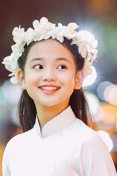 Đám đông phủ kín từ ga tàu tới điểm du lịch nổi tiếng như bến thượng hải, vạn lý trường thành, hàng châu. Diễn viên nhí Hà Anh lấy nước mắt khán giả sau những tập ...