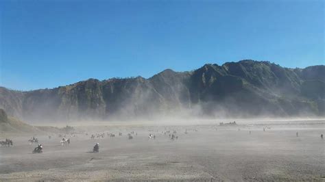 Badai pasir tersebut mengganggu arus lalu lintas darat, laut dan udara serta menyebabkan polusi udara serius. Badai pasir, Wisatawan Diminta Pakai Masker Saat Berada di ...