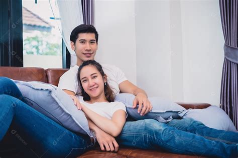 Casais Jovens Asiáticos Relaxando No Sofá Conceito De Amantes E Casais