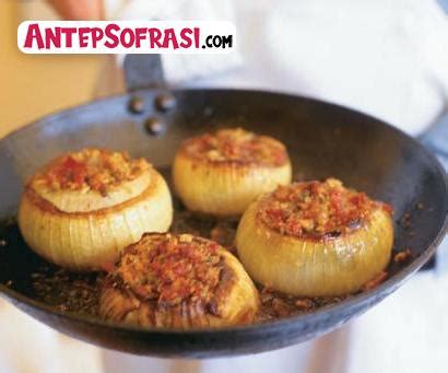 Sonra büyük bir tencerede bolca su kaynatın ve içerisine tuz. Kıymalı Soğan Dolması Tarifi - Antep Sofrası