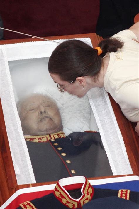Objetivo, exigir un monumento en la plaza de la constitución, para nuestro querido. Augusto José Ramón Pinochet Ugarte