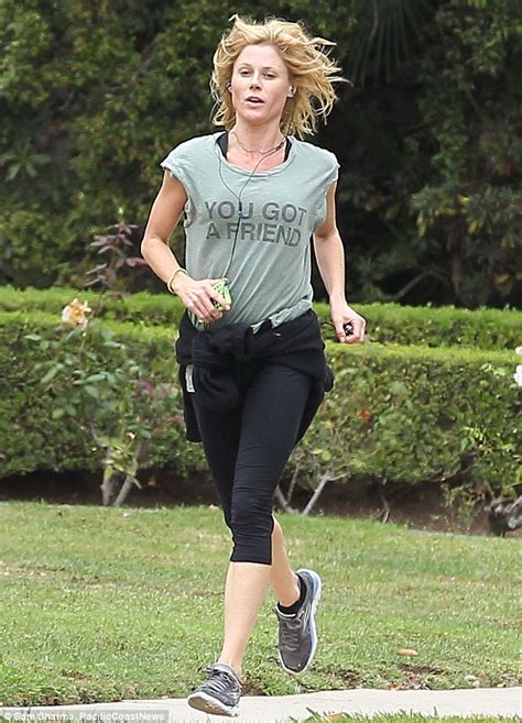 Julie Bowen Goes For A Jog In Los Angeles Daily Mail Online