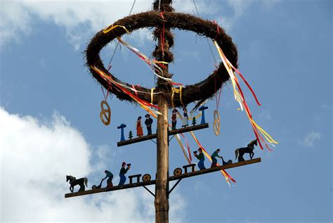 German May Day, plenty of customs and traditions | Article | The United