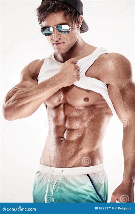 L Uomo Muscolare Sexy Di Forma Fisica Che Mostra Il Sixpack Muscles Senza Grasso Immagine Stock
