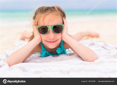 Adorable Petite Fille Allongée Sur Une Serviette Plage Pendant Les