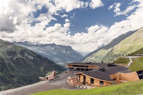 In den frühen morgenstunden ist im bereich des motorradmuseums in hochgurgl ein großbrand ausgebrochen. Europas höchstes Motorradmuseum zeigt in 2.175 Meter Höhe ...