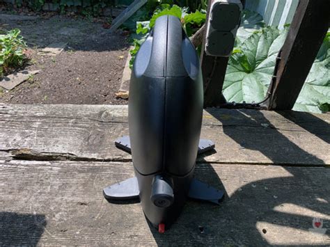 The nomadiq has an ergonomic handle and comes with a shoulder strap, which makes it easy to take the bbq anywhere. nomadiQ BBQ Grill im Test › Feuer, Glut und Herzblut