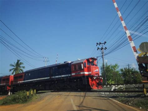 Sistemlocking pada kereta ini akan menyebabkan lock pada pintu tidak dapat digunakan apabila sistem alarm kereta berfungsi.kereta tidak dapat dibuka. Palang Pintu Rel Kereta Api Tidak Berfungsi, PT KAI 'Cuek ...