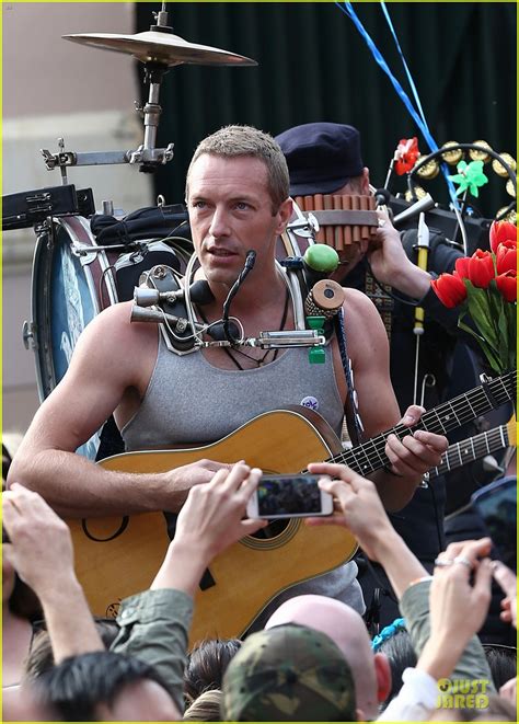 Chris Martin Flaunts Muscles For Coldplay S A Sky Full Of Stars Music Video Photo 3137558