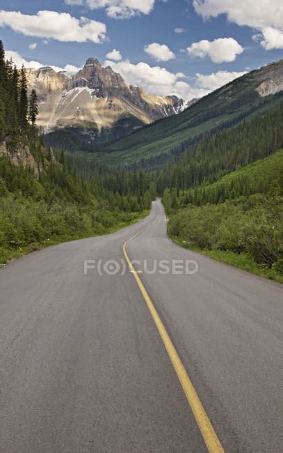 Road In Valley With Mountains Of Yoho National Park Canada — Resort