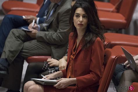 Amal's proof of the importance of finding the colors that work for you and your style. Amal Alamuddin regresa al trabajo - Foto en Bekia Actualidad