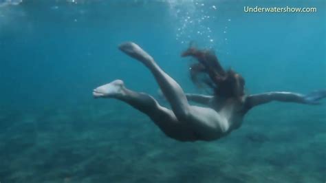 Underwatershow Erotic Babe Models In Water