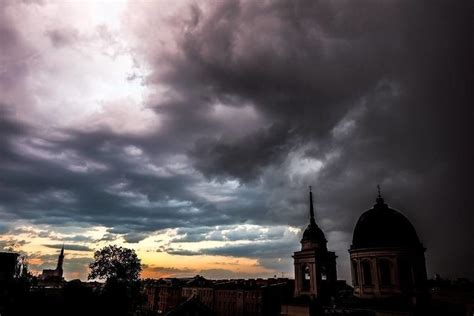 Radar opadów, może także oszczędzić nam czyszczenia naszych ulubionych nowych białych butów, po tym jak złapała nasz burza. Radar burz live (27.08.2018) Sprawdź, gdzie jest burza ...