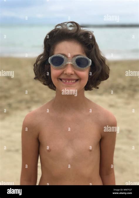 Portrait Von Lächelnden Shirtless Mädchen Mit Schwimmbrille Am Strand