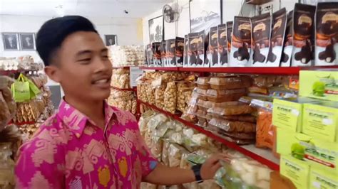 Sedang berada di petaling street kuala lumpur buat cari oleh oleh khas malaysia, ya? Oleh oleh khas jogja - YouTube