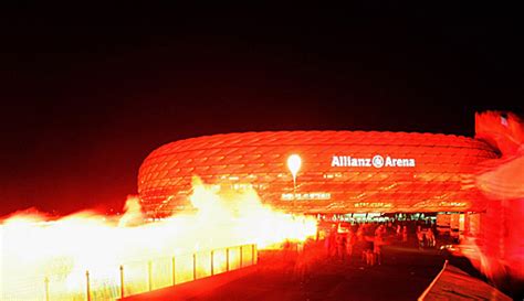 The allianz arena can be illuminated in the colors white, red and blue. Bayern München stockt auf