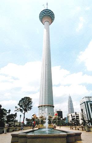 Di tempat wisata ini, anda dapat melihat kota kuala lumpur dari ketinggian 420 meter dengan sudut pandang waktu terbaik untuk lihat menara kembar berada di malam hari, sementara anda berada di sana jalan lor menjadi salah satu tempat wisata malam di kuala lumpur yang bisa anda datangi. TEMPAT-TEMPAT MENARIK DI MALAYSIA: *Menara Kuala Lumpur*